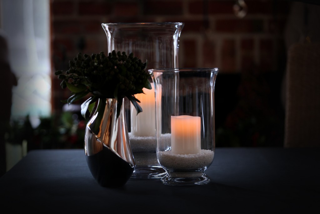 04_ivory-flameless-candles-in-hurricane-vases